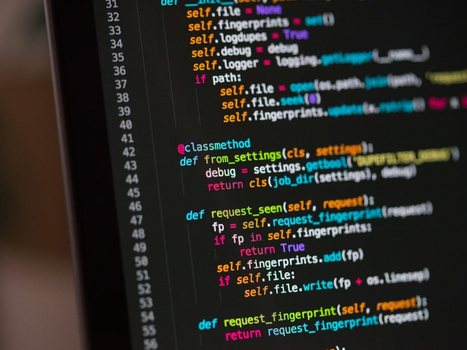 Schermo di un laptop con codice
