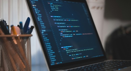 Schermo di un laptop con codice